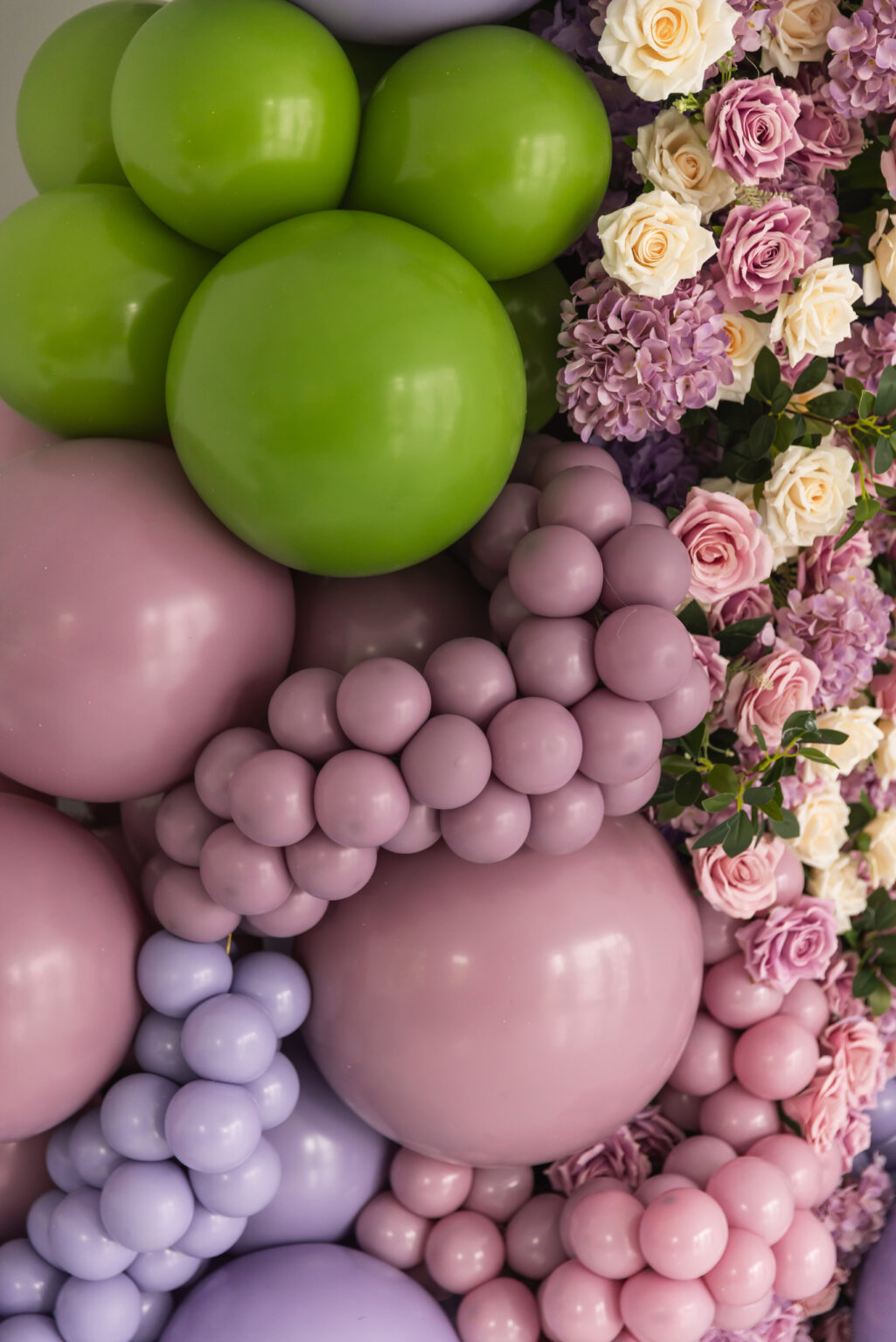 balloon garland with florals